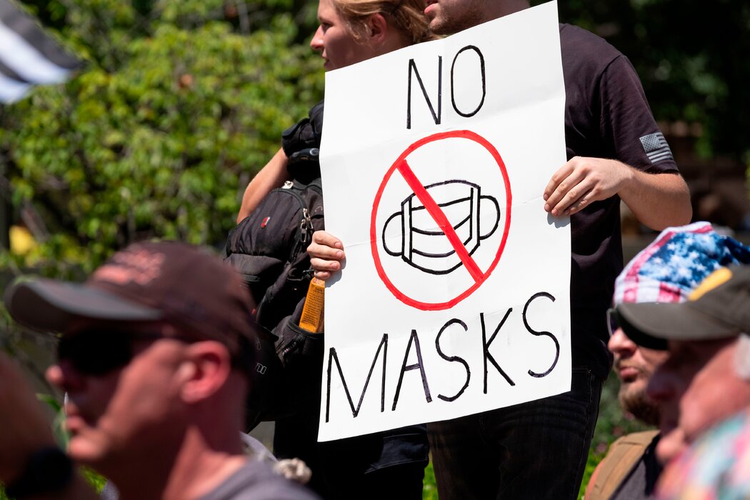 俄亥俄州哥伦布市，一名反对戴口罩的抗议者