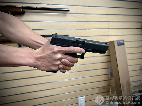 Justin展示一款半自动手枪，这是最合适的随身武器