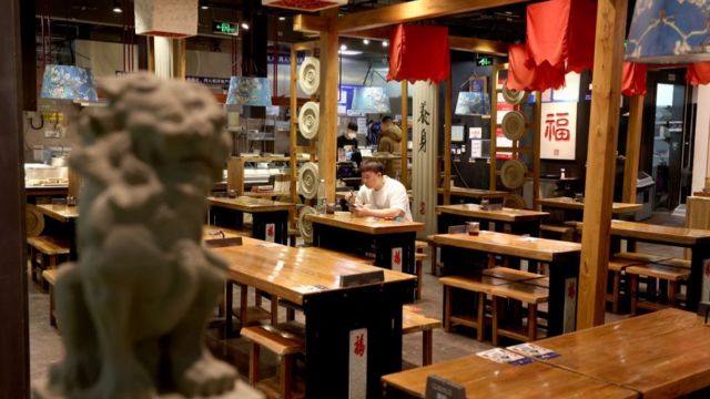 防疫政策突然放开，北京一家空荡餐馆里只有一位客人用餐