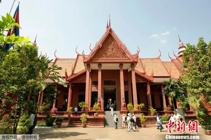 外国游客在柬埔寨金边的一家博物馆参观