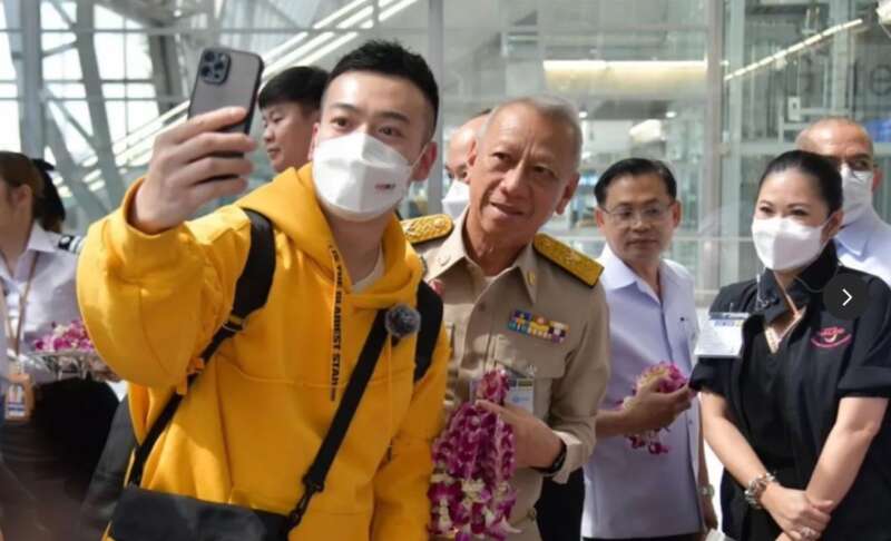 很多中国游客表示 “感觉像明星走红毯。”、“好激动，副总理给了我一个花环。” ... ...
