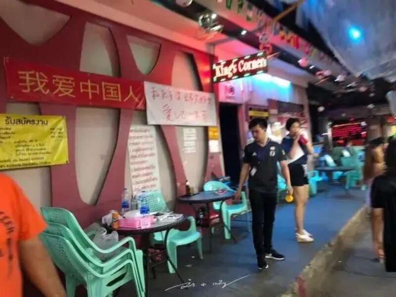 在泰国的街头，很多店铺自发挂上了汉语欢迎横幅，迎接即将到来的金主