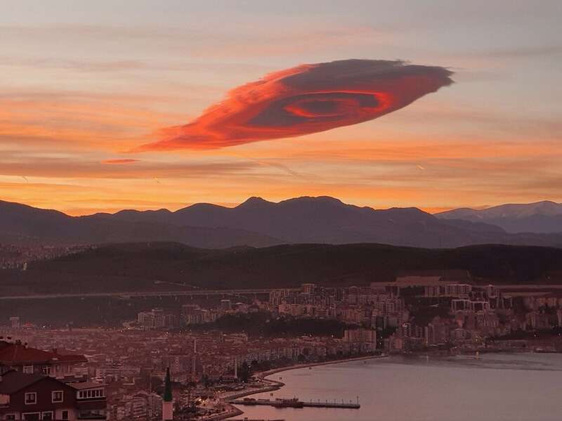 酷似UFO飞碟 土耳其布尔萨上空出现神秘云朵