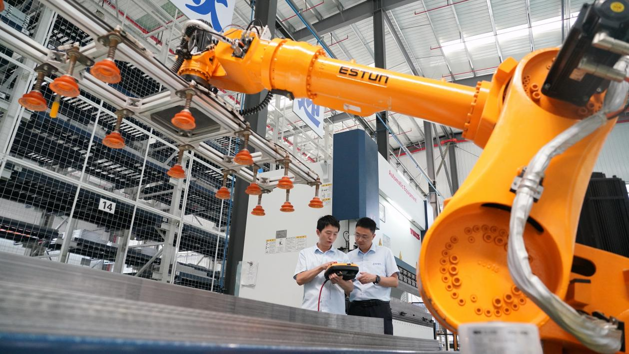 在武汉光谷的一家长江电气企业智能车间，工作人员正在操作智能机械臂