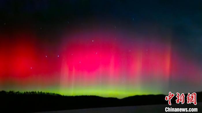 “神州北极”漠河出现罕见红绿极光美景