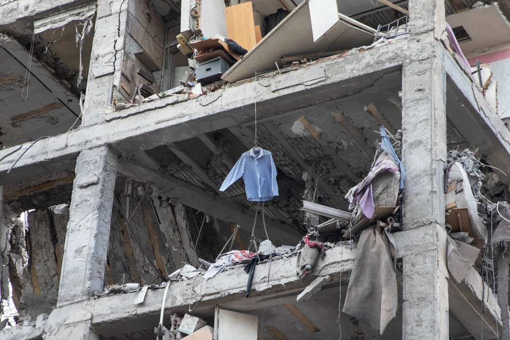德黑兰一座居民楼楼体侧面被炸开
